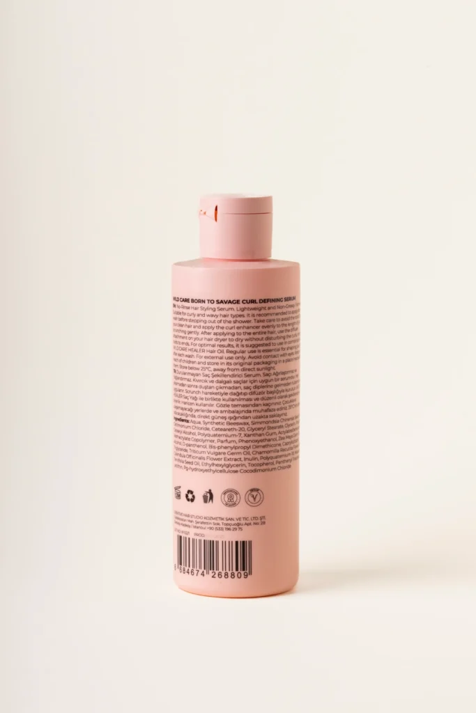 Just Wild Care Born to Savage bukle belirginleştirici serum arka yüzü; durulanmayan saç şekillendirici kullanım talimatı ve vegan içerik listesi.