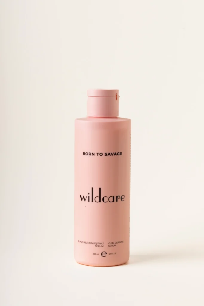 Just Wild Care Born to Savage bukle belirginleştirici ve nemlendirici şekillendirici serum; kıvırcık saçlar için frizz kontrollü profesyonel saç bakım ürünü.