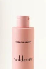 Just Wild Care Born to Savage şekillendirici serum detay görünümü; bukle hafızası ve frizz kontrolü sağlayan profesyonel saç serumu.