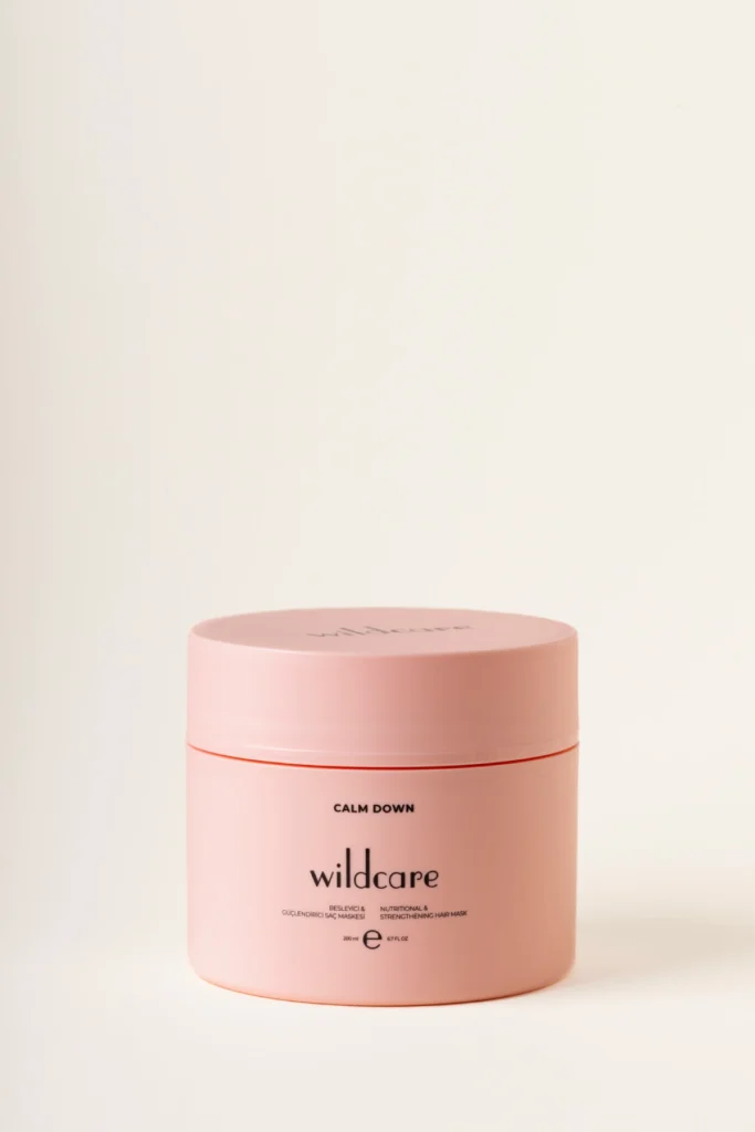 Just Wild Care Calm Down yoğun onarıcı ve nemlendirici saç maskesi; dalgalı ve kıvırcık saçlar için bukle belirginleştirici bakım.