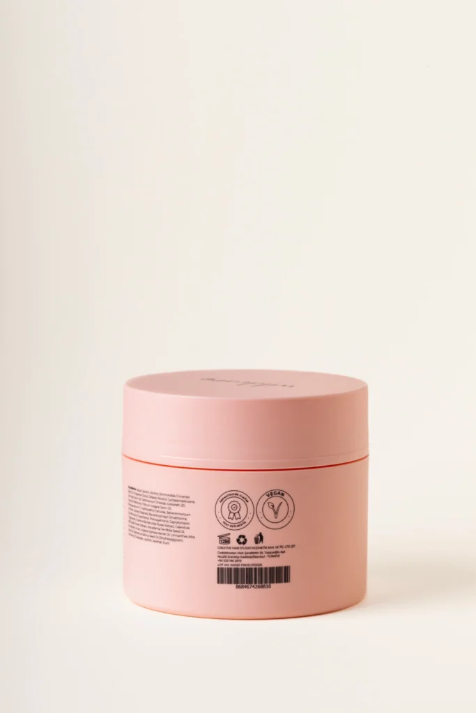 Just Wild Care yoğun onarıcı saç maskesi arka yüzü; vegan logolu, bitkisel içerikli ve hayvanlar üzerinde deney yapılmayan saç bakım maskesi ambalajı.