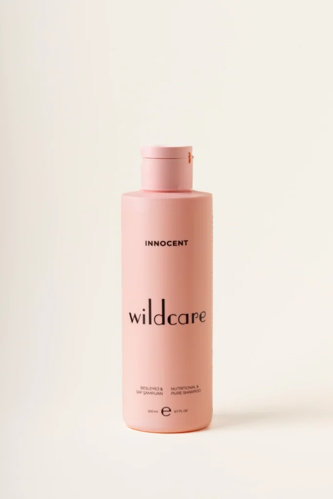 Just Wild Care Innocent bukle belirginleştirici ve nemlendirici şampuan; dalgalı saçlar için sülfatsız ve hyaluronik asitli temizleyici bakım.