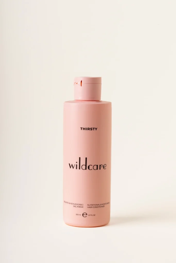 Just Wild Care Thirsty besleyici ve nemlendirici saç kremi; kıvırcık saçlar için kolay tarama sağlayan bitkisel bakım ürünü şişesi.